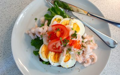 Smørrebrød med æg og rejer